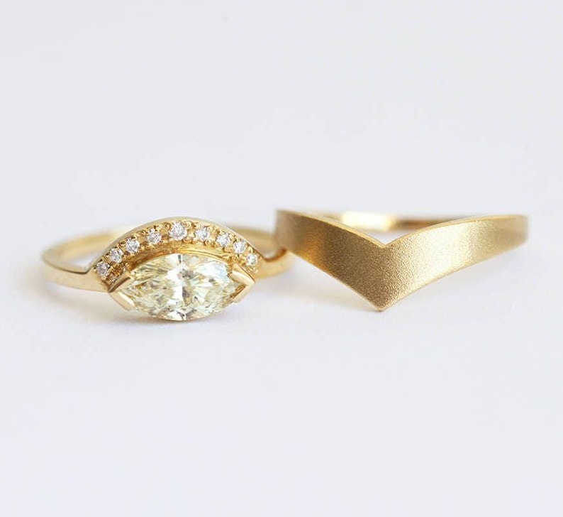 Anillo de diamantes amarillos, anillo de oro en forma de V con anillo de diamantes amarillos, anillo de diamantes amarillo claro con banda de bodas curva, Minimalvs imagen 1