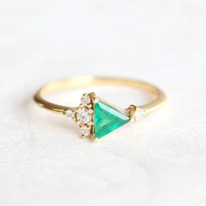 Emerald diamanten ring geelgoud, mini diamantclusterring met smaragd driehoek, unieke verlovingsring afbeelding 3