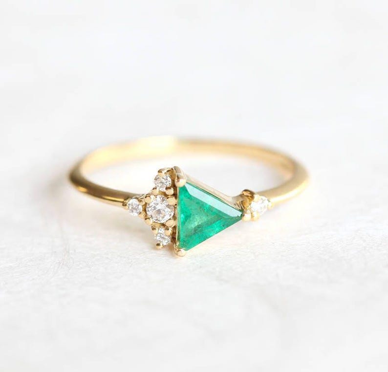 Emerald diamanten ring geelgoud, mini diamantclusterring met smaragd driehoek, unieke verlovingsring afbeelding 3