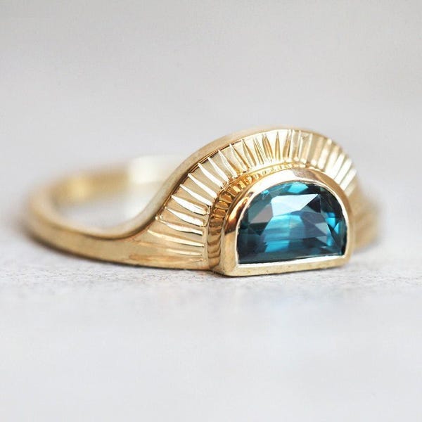 Anel de safira Boho, anel de noivado de safira meia-lua, anel de safira azul-petróleo exclusivo em ouro amarelo 18k, anel de safira azul, anel meia-lua