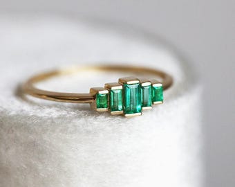Baguette smaragd ring, art deco smaragd verlovingsring, stokbrood verlovingsring met echte smaragden