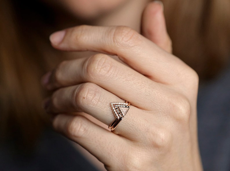 Parure de bagues diamant triangle moderne, or 14 carats et 0,2 carat, bague solitaire en diamant avec pavé de diamants noirs et anneau assorti en forme de V image 3