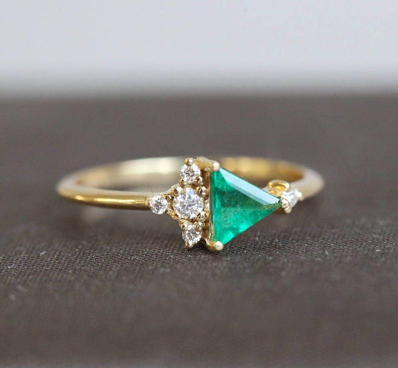 Emerald diamanten ring geelgoud, mini diamantclusterring met smaragd driehoek, unieke verlovingsring afbeelding 1