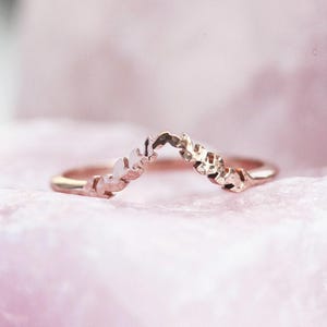 Chevron leaf wedding band, Gold Organic wedding ring, Leaf ring, Nature wedding ring, leaf engagement ring, Chevron Stacking ring