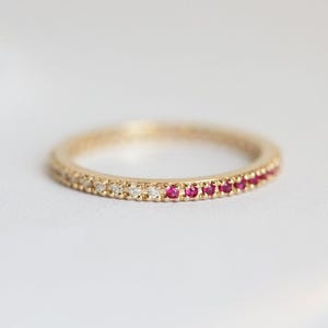 Anillo de rubí de eternidad, anillo de rubí con diamantes, anillo de rubí con micropavé de diamantes, anillo con micropavé imagen 6