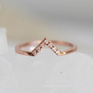 Zierliche Goldene Eheringe, Pave Diamond Chevron Ring, Geschwungenes V-förmiges Ehering mit Diamanten Bild 5