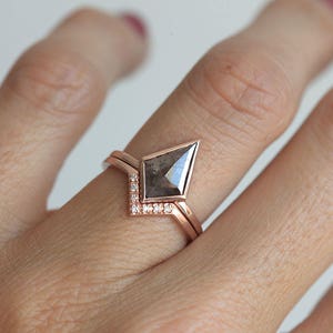 Zierliche Goldene Eheringe, Pave Diamond Chevron Ring, Geschwungenes V-förmiges Ehering mit Diamanten Bild 2