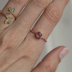 Anillo solitario de granate, anillo de compromiso color melocotón, banda de oro rosa de 14 k, anillo de oro rosa con gema rara, anillo de compromiso Malaya Garment de oro rosa de 18 k imagen 3