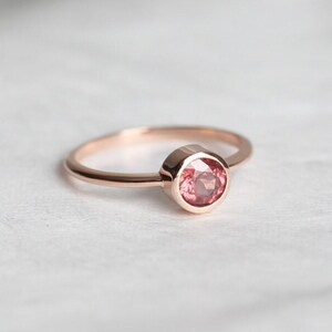 Anillo solitario de granate, anillo de compromiso color melocotón, banda de oro rosa de 14 k, anillo de oro rosa con gema rara, anillo de compromiso Malaya Garment de oro rosa de 18 k imagen 4