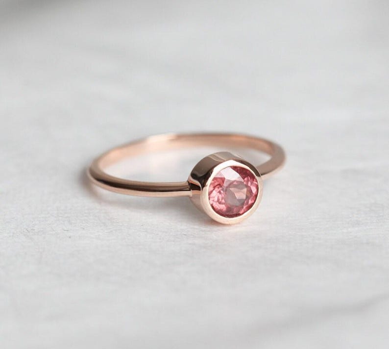 Anillo solitario de granate, anillo de compromiso color melocotón, banda de oro rosa de 14 k, anillo de oro rosa con gema rara, anillo de compromiso Malaya Garment de oro rosa de 18 k imagen 4