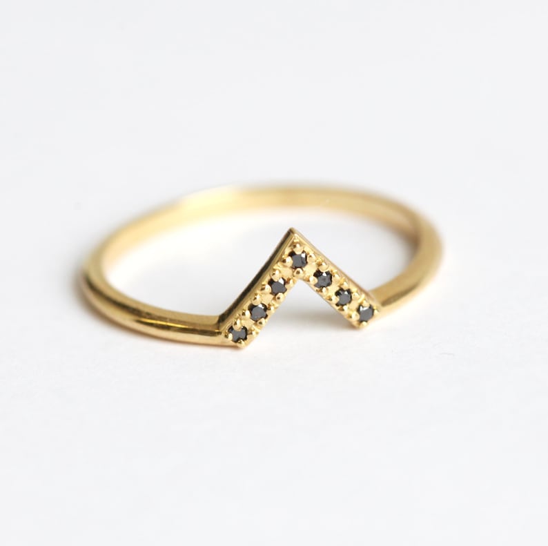 Zierliche Goldene Eheringe, Pave Diamond Chevron Ring, Geschwungenes V-förmiges Ehering mit Diamanten Bild 7