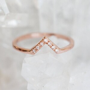 Zierliche Goldene Eheringe, Pave Diamond Chevron Ring, Geschwungenes V-förmiges Ehering mit Diamanten Bild 3