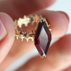 Anello serpente in granato rosso, anello scheletro, anello unico in granato in oro massiccio 14k o 18k