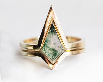 Moss agate engagement ring set, Alternative green stone set, Kite shaped bridal set, Geometric mossy ring