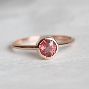 Anillo solitario de granate, anillo de compromiso color melocotón, banda de oro rosa de 14 k, anillo de oro rosa con gema rara, anillo de compromiso Malaya Garment de oro rosa de 18 k imagen 5