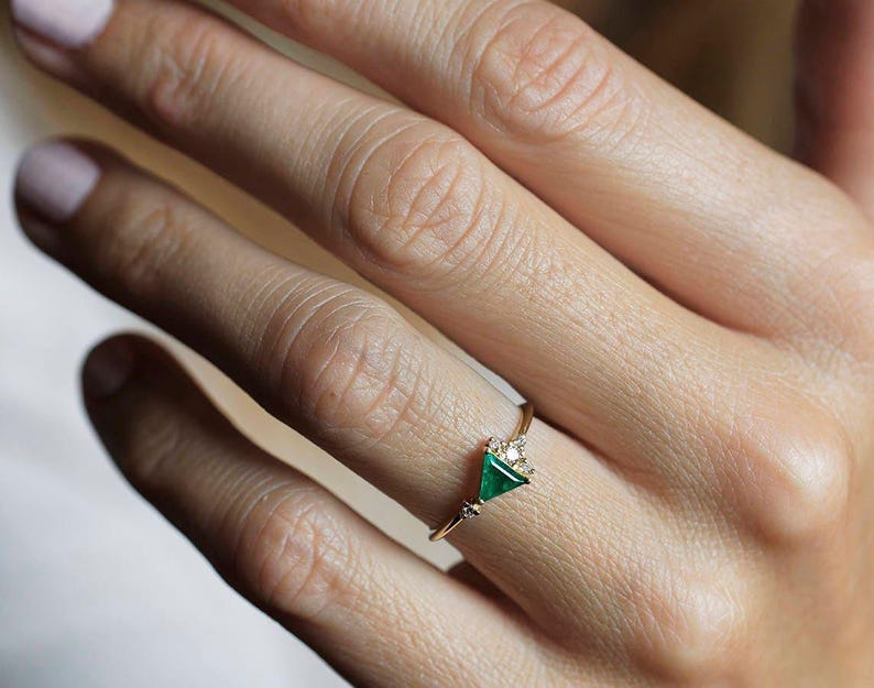 Emerald diamanten ring geelgoud, mini diamantclusterring met smaragd driehoek, unieke verlovingsring afbeelding 4