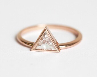 Bague diamant triangle, bague de fiançailles triangle en or rose