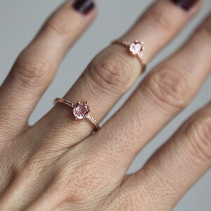 Anillo de zafiro de oro rosa, anillo de zafiro rosa melocotón, anillo de zafiro ovalado, anillo de zafiro con diamantes, banda de zafiro y diamantes, Minimalvs imagen 4