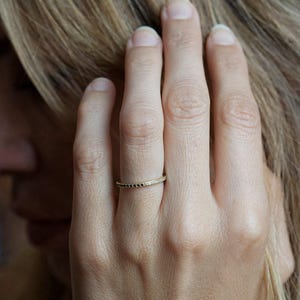 Anillo de rubí de eternidad, anillo de rubí con diamantes, anillo de rubí con micropavé de diamantes, anillo con micropavé imagen 8