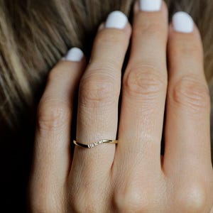 Bague diamant incurvé, alliance en or jaune et diamants, bague en or 14 carats 18 carats