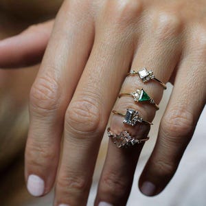 Emerald diamanten ring geelgoud, mini diamantclusterring met smaragd driehoek, unieke verlovingsring afbeelding 7