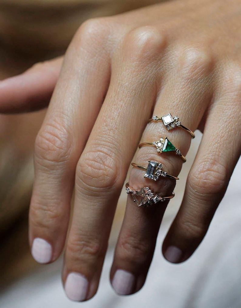 Emerald diamanten ring geelgoud, mini diamantclusterring met smaragd driehoek, unieke verlovingsring afbeelding 7