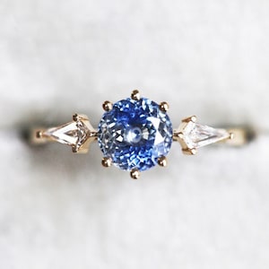 Einzigartiger Blauer Saphir Verlobungsring, Runder Blauer Saphir Ring mit Seitlichen Drachen Diamanten, Drei Stein Ring von Minimalvs
