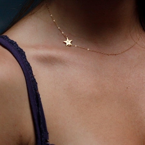 Collar con inicial en oro de 14 k, collar con estrella de lado, collar con estrella de 14 k, regalo delicado para ella