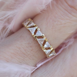 Triangle Diamond Band in 18k Yellow Gold, Modern Womens Wedding band with Trillion Diamonds