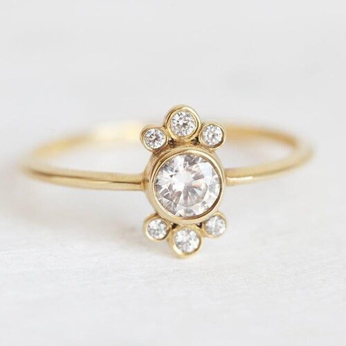 Bague diamant rond, or massif 14 carats ou 18 carats, diamant GIA 0,25 carat serti clos, grappe de couronnes délicates