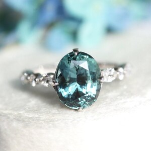 Großer Oval Aquamarin Saphir Verlobungsring, Blau Grüner Saphir Ring, Saphir Diamant Verlobungsring von Minimalvs