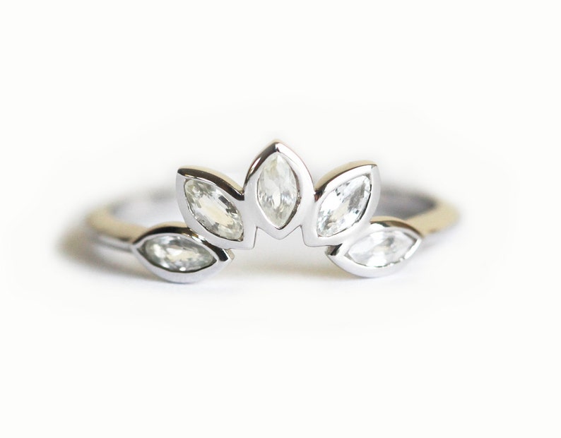 Anillo de zafiro blanco, banda de corona marquesa, banda de boda de anidación, banda de compromiso apilada, anillo curvo imagen 4