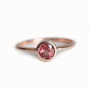 Anillo solitario de granate, anillo de compromiso color melocotón, banda de oro rosa de 14 k, anillo de oro rosa con gema rara, anillo de compromiso Malaya Garment de oro rosa de 18 k imagen 2