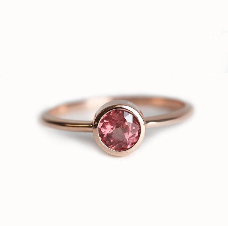 Anillo solitario de granate, anillo de compromiso color melocotón, banda de oro rosa de 14 k, anillo de oro rosa con gema rara, anillo de compromiso Malaya Garment de oro rosa de 18 k imagen 2