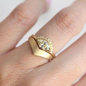 Anillo de diamantes amarillos, anillo de oro en forma de V con anillo de diamantes amarillos, anillo de diamantes amarillo claro con banda de bodas curva, Minimalvs imagen 2