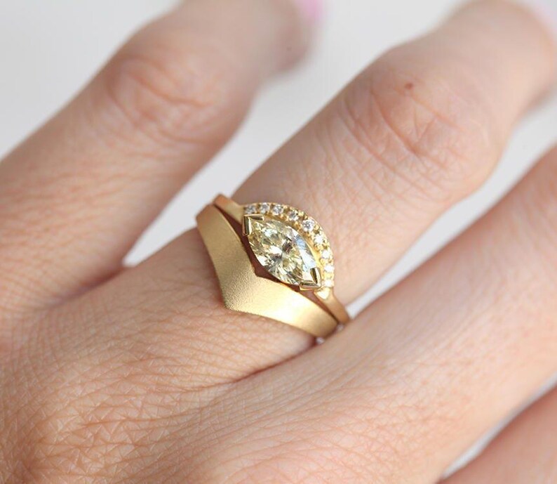 Anillo de diamantes amarillos, anillo de oro en forma de V con anillo de diamantes amarillos, anillo de diamantes amarillo claro con banda de bodas curva, Minimalvs imagen 2