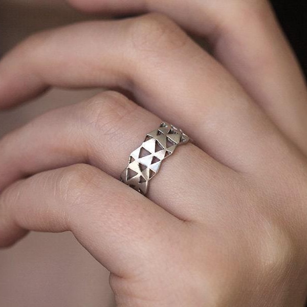 Moderne witgouden ring, brede 14k gouden band met geometrisch patroon