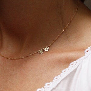 Collar con dos iniciales en oro macizo de 14 k Collar con corazón sencillo en oro macizo y oro amarillo Collar con dos corazones Collar con dos corazones Delicado collar lateral