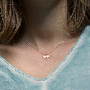 Dos collares iniciales, collar de oro macizo, collar de cartas personalizadas, collar personalizado delicado, collar de disco inicial