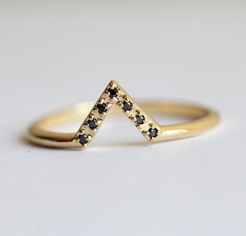 Zierliche Goldene Eheringe, Pave Diamond Chevron Ring, Geschwungenes V-förmiges Ehering mit Diamanten Bild 10