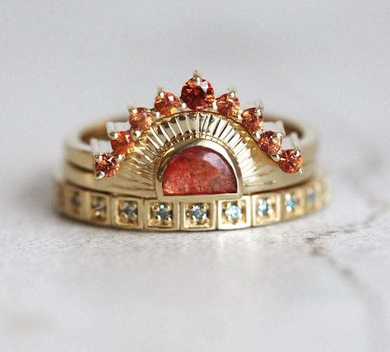 Conjunto de anillos de compromiso únicos, conjunto de anillos puesta de sol, conjunto de anillos de piedra solar, zafiro y diamantes, anillos de compromiso estilo boho.