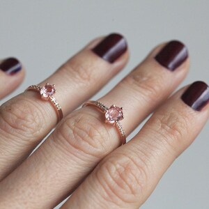 Anillo de zafiro de oro rosa, anillo de zafiro rosa melocotón, anillo de zafiro ovalado, anillo de zafiro con diamantes, banda de zafiro y diamantes, Minimalvs imagen 5
