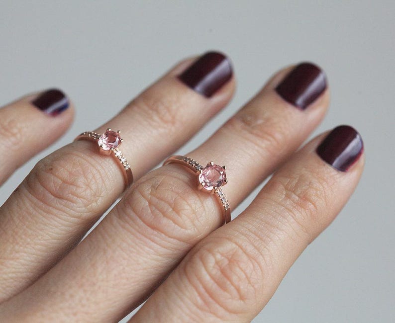 Anillo de zafiro de oro rosa, anillo de zafiro rosa melocotón, anillo de zafiro ovalado, anillo de zafiro con diamantes, banda de zafiro y diamantes, Minimalvs imagen 5