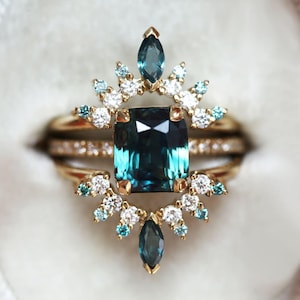 Saphir Ring Set, einzigartiger strahlender Saphir Verlobungsring mit Diamant passenden Bändern, blau grüner Saphir Verlobungsring Set von Minimalvs