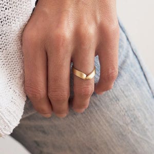 Gold ring, Wedding band, V shaped ring, Wide twisted band, Thick gold band, Unisex chevron band