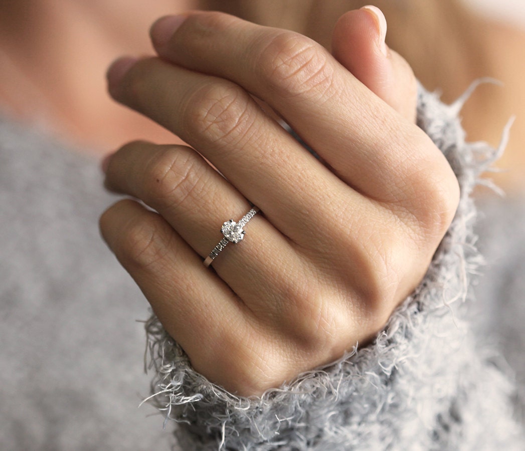 0.3 carat oval diamond deals