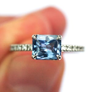 Strahlend blauer Saphirring, Platin Saphir Verlobungsring, Saphirring im Smaragdschliff
