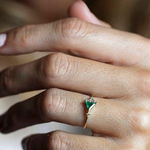 Emerald diamanten ring geelgoud, mini diamantclusterring met smaragd driehoek, unieke verlovingsring afbeelding 6
