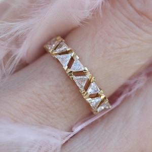 Triangle Diamond Band in 18k Yellow Gold, Modern Womens Wedding band with Trillion Diamonds