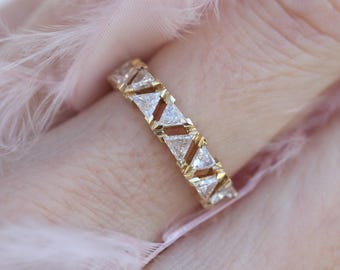 Triangle Diamond Band in 18k Yellow Gold, Modern Womens Wedding band with Trillion Diamonds